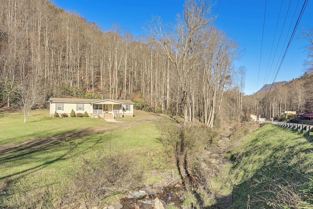 Creekside Haven w Fire Pit Near Nantahala River — hotel in Topton
