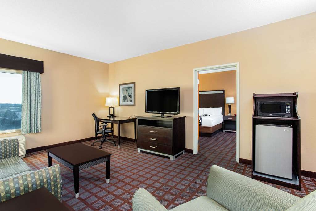 La Quinta Inn & Suites Indianapolis Airport West - photo 21