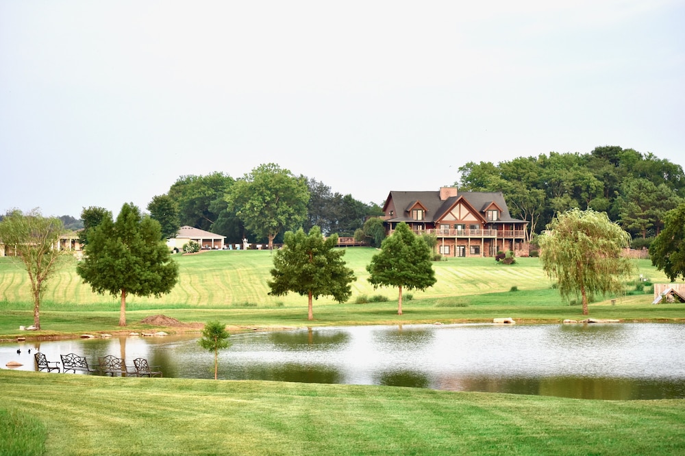 Rock Springs Retreat Center - carbon neutral hotel in Hendersonville