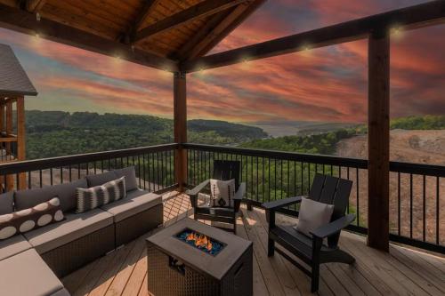Moonstone Lodge Lake Views Sleeps 28 GolfSim Pup Friendly — 4-Star Luxury Hotel in Branson, United States