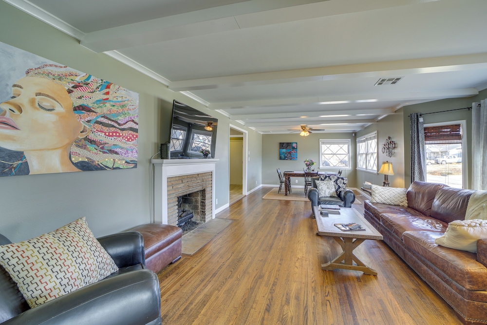 Tulsa Home with Yard 5 Mi to Downtown — 4-Star Luxury Hotel in Tulsa, United States