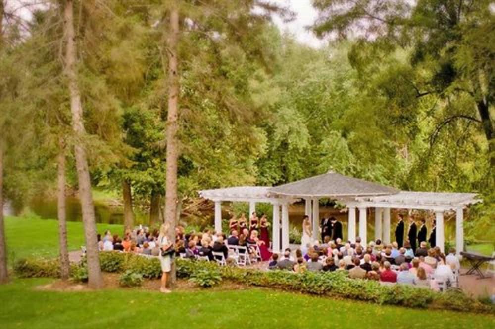 The English Inn — 4-Star Luxury Hotel in Eaton Rapids, United States