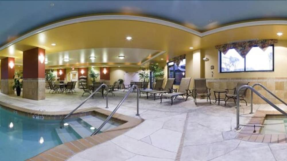 Holiday Inn Express & Suites Bloomington by IHG - photo 23