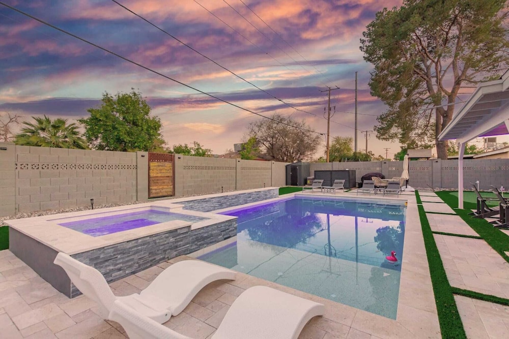 Sunsets on 11th by Avantstay Resort style Pool Hot Tub Game Room - photo 32