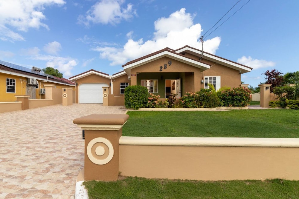 5 Bedrmoasis Draxhall Pool Gym in Ocho Rios, Jamaica