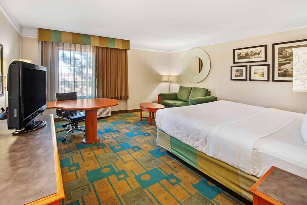 La Quinta Inn & Suites by Wyndham Albuquerque West - photo 13