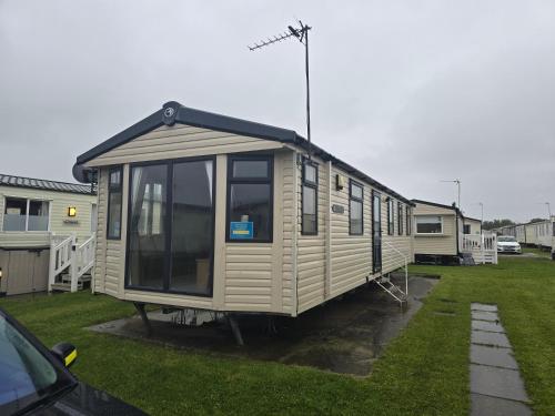 Lyons robin hood caravan 43SW in Rhyl, United Kingdom