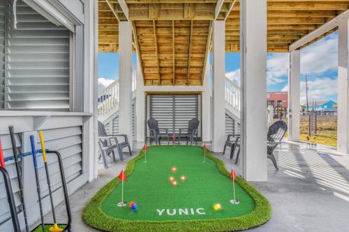 Luxury Beach House Glow in dark golf Game Room — 4-Star Luxury Hotel in Bolivar Peninsula, United States