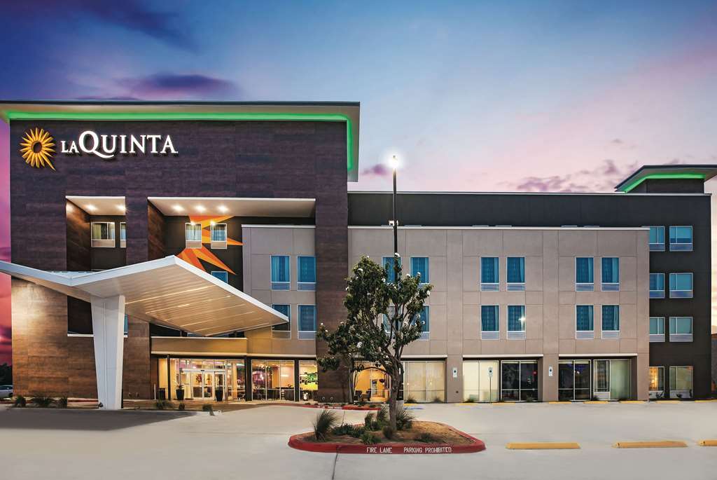 La Quinta Inn & Suites by Wyndham McAllen La Plaza Mall - photo 2