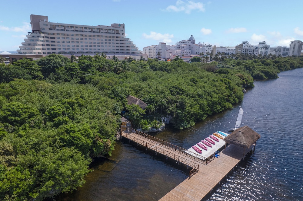 GR Solaris Cancun