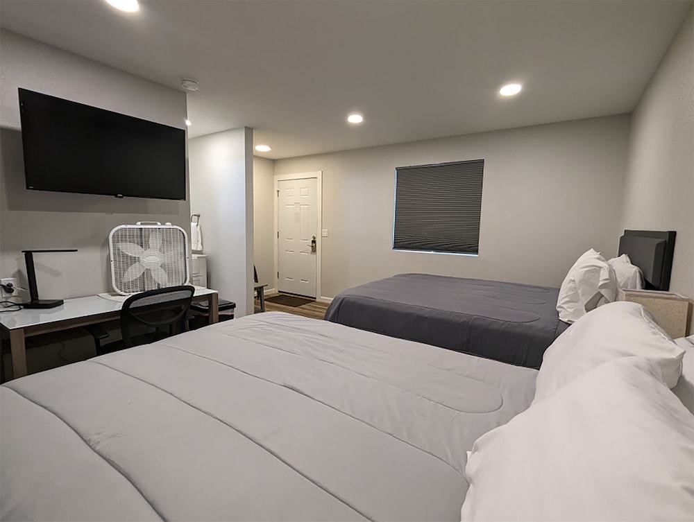 Silver Moon Motel & Suites - photo 8