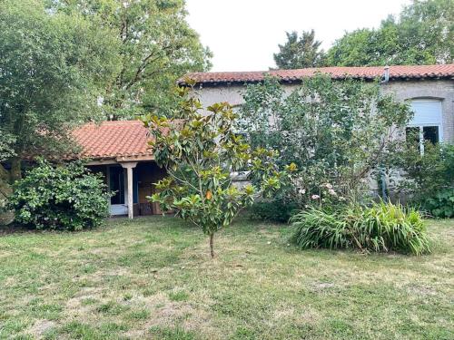 Logement Au Calme Entoure D Un Grand Jardin — Falleron