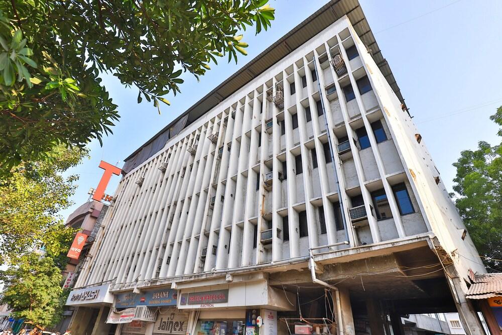 Oyo 1370 Hotel Akash — hotel in Surat
