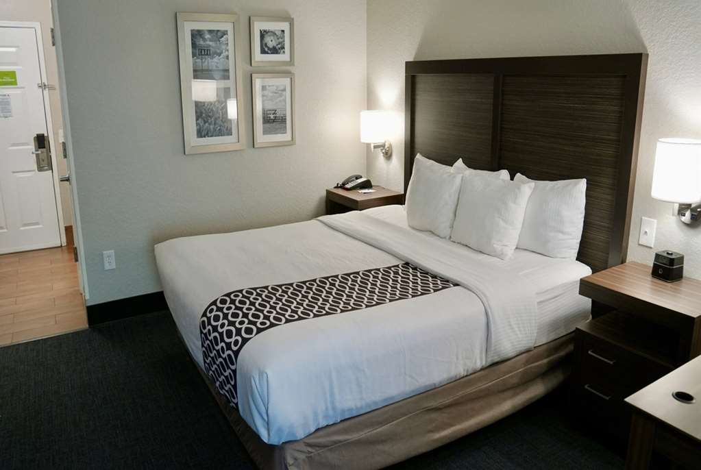 La Quinta Inn & Suites by Wyndham Tomball - photo 30