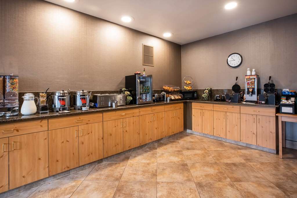 La Quinta Inn & Suites by Wyndham Eugene - photo 26