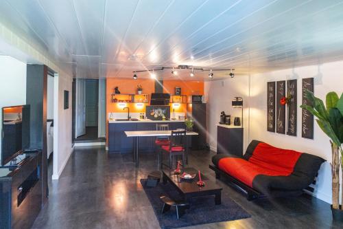 Comme Dans Un Ecrin T2 De 50 M Avec Jardin Terrasse Et Piscine — Vernaison