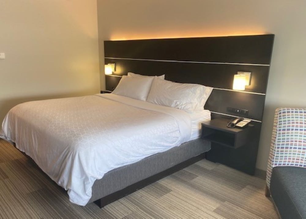 Holiday Inn Express & Suites Warrensburg North by IHG - photo 7