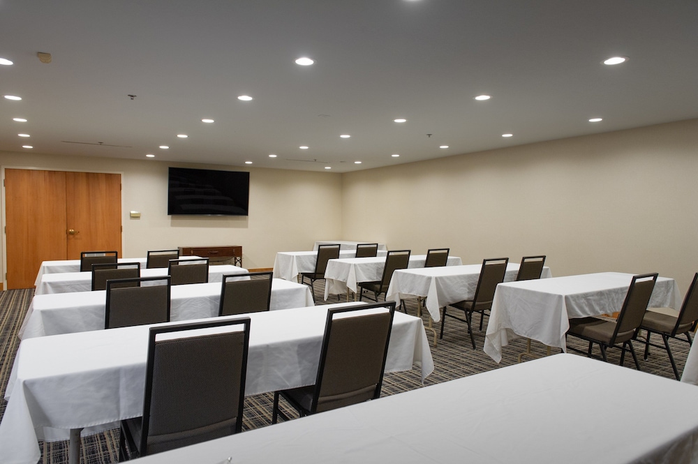 Holiday Inn Express & Suites Hayward by IHG - photo 83