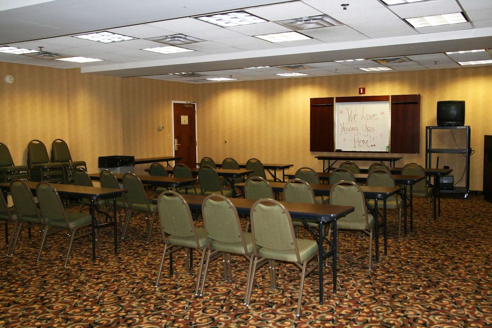 Hampton Inn Adel - photo 28