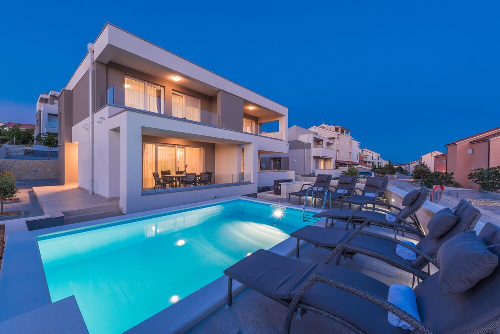 Apartments with Pool Villa Zora — 4-Star Luxury Hotel in Novalja, Croatia