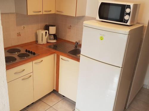 Apartments Danijela & Vlado One Bedroom Apartment with Balcony and Garden View — 4-Star Luxury Hotel in Lopar, Croatia