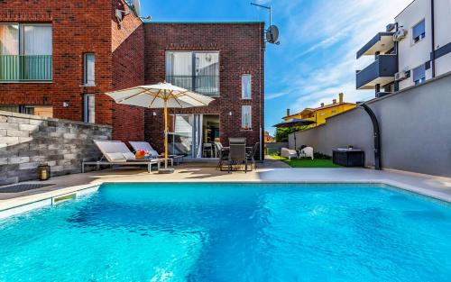 Istriensonne 0763 Villa Sky mit Pool — 4-Star Luxury Hotel in Liznjan, Croatia