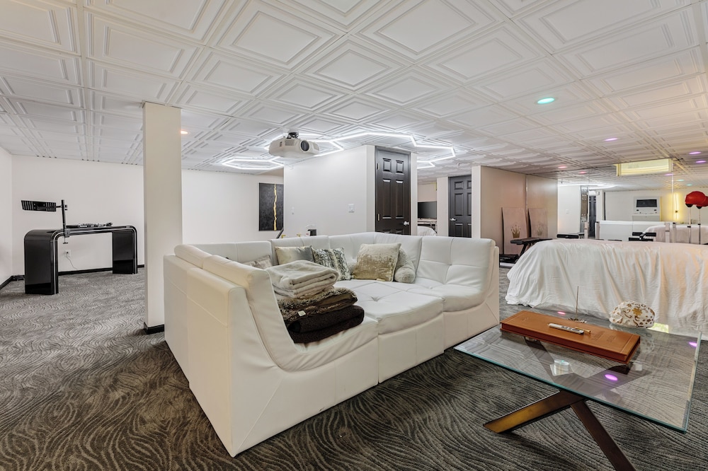 Peaceful Luxury Unique 3 BDR Home w Cinema & More — 5-Star Luxury Hotel in Traverse City, United States