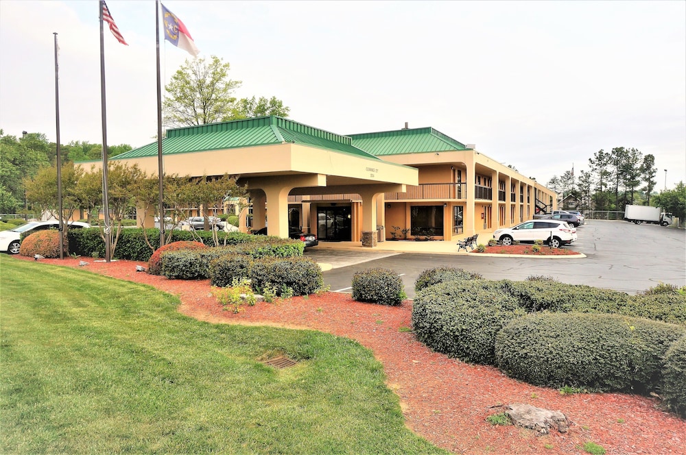 Howard Johnson by Wyndham Greensboro Near the Coliseum - photo 36