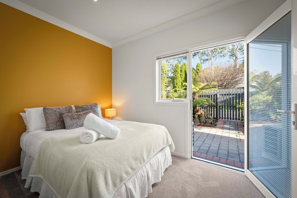 Beach Haven Gorgeous 2 Bedroom House — 4-Star Luxury Hotel in Kingston Beach, Australia