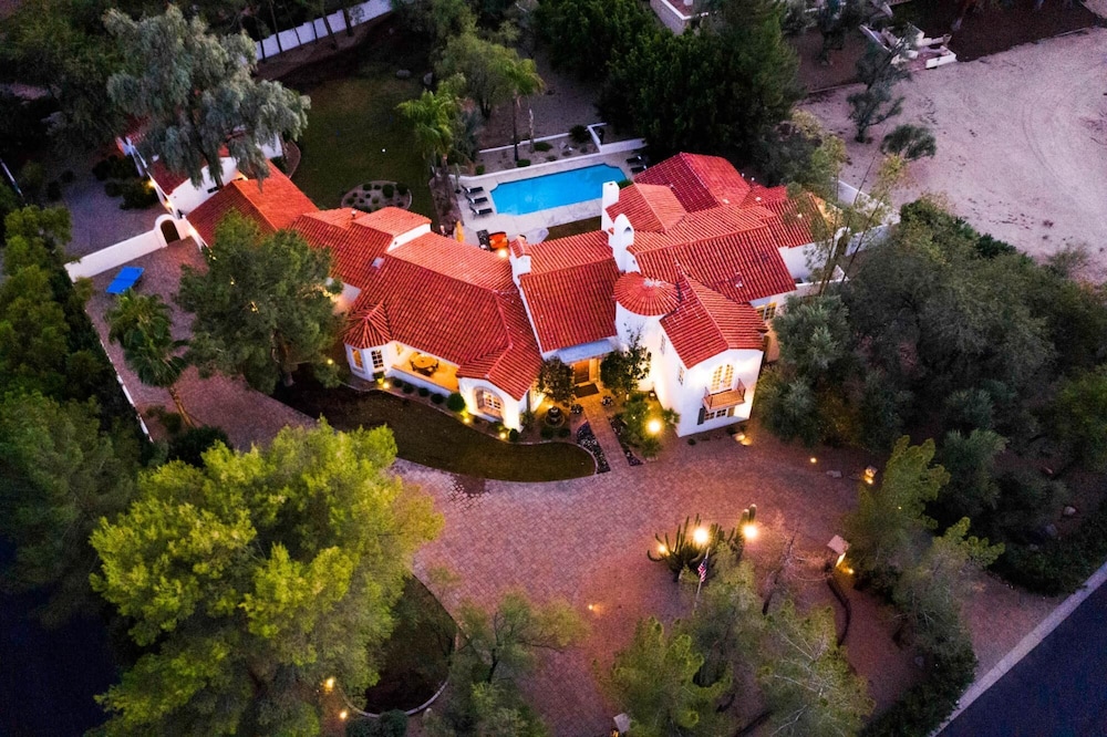 Catalina by AvantStay Private Grand Estate Backyard & Pool in Paradise Valley, United States