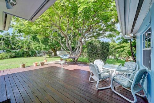 3 Min from Beach with Hot tub and Backyard Oasis — hotel in Boynton Beach