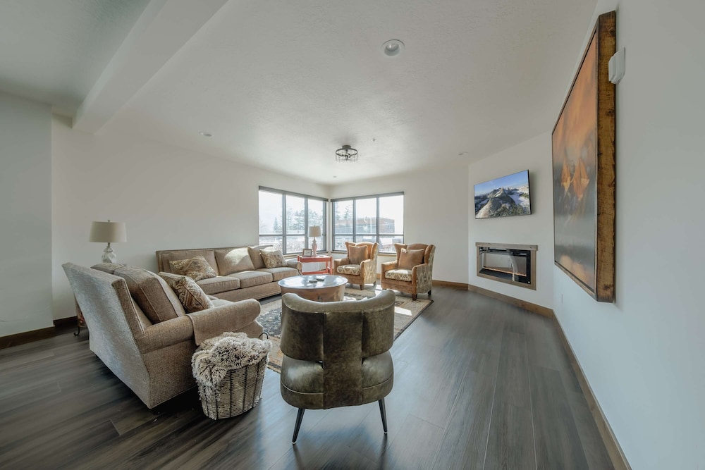 Columbia Falls Downtown Condo — 4-Star Luxury Hotel in Columbia Falls, United States
