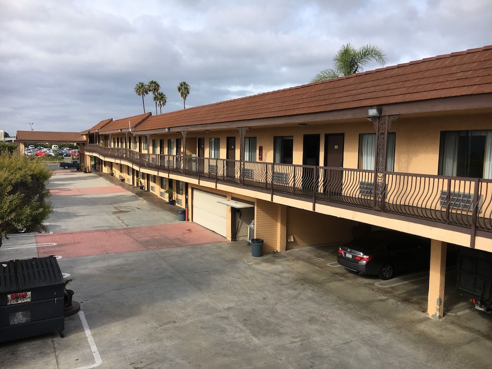 Del Amo Inn - photo 36