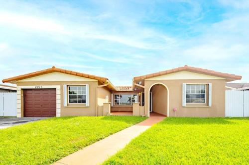 Stunning Lake Front Villa with Pool & Spa — 4-Star Luxury Hotel in Pembroke Pines, United States