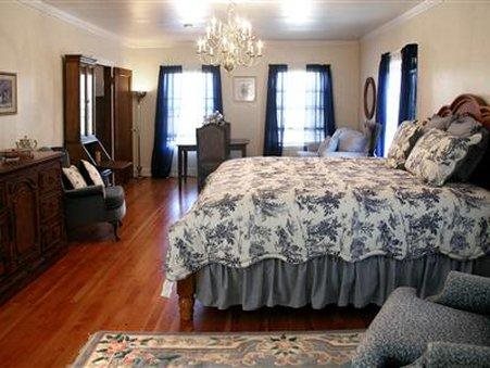 R R Thompson House Bed And Breakfast 4432767 — Carlton