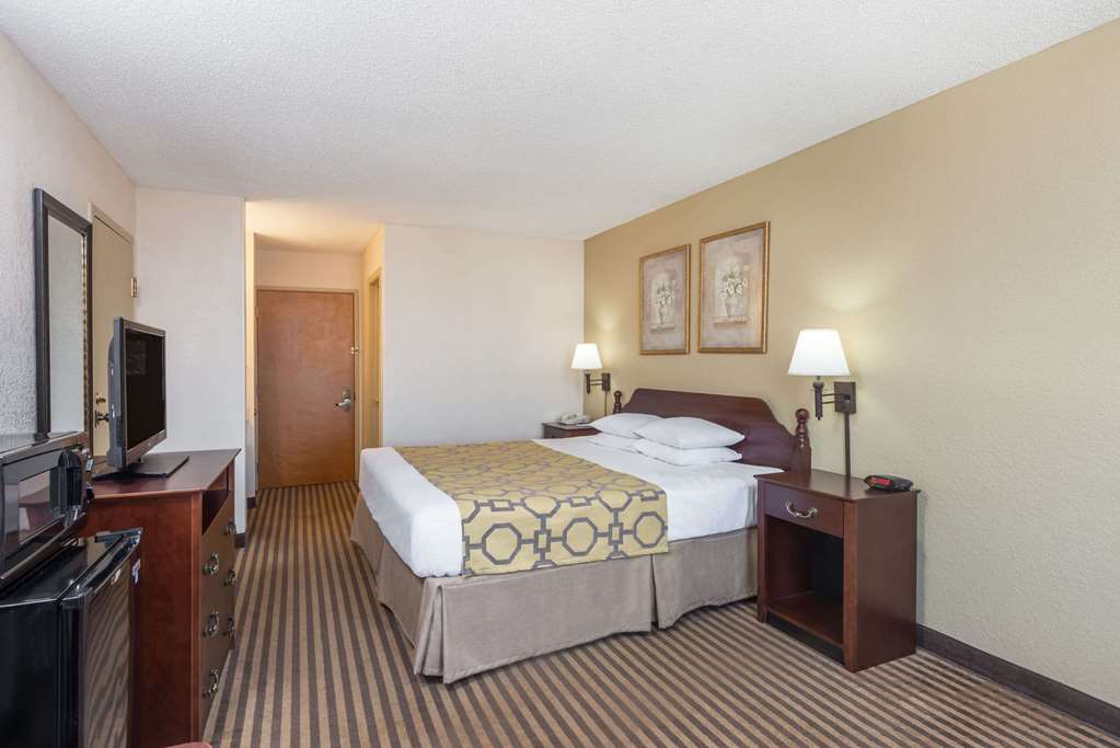 Baymont by Wyndham Metropolis - photo 8