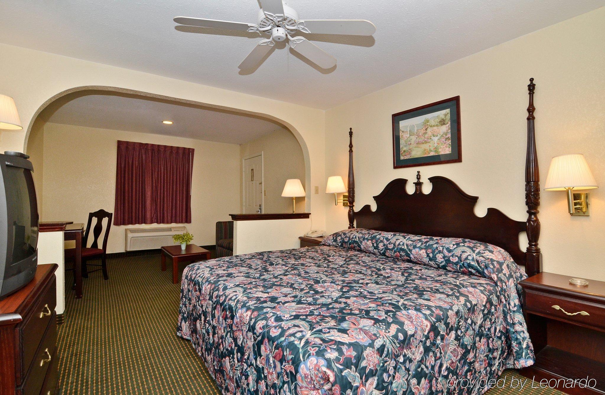 On Econo Lodge - photo 4