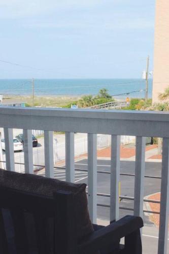 Kraken's Den Oceanview Steps to ocean Pool — 4-Star Luxury Hotel in Carolina Beach, United States