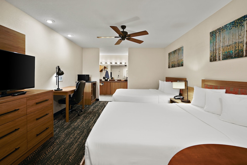 La Fuente Inn & Suites - photo 14