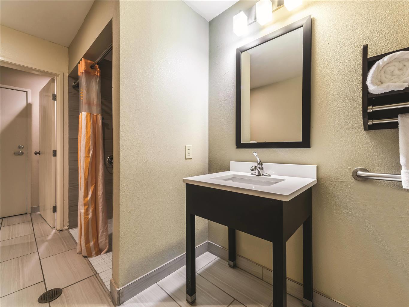 La Quinta Inn & Suites by Wyndham Collinsville St. Louis - photo 21