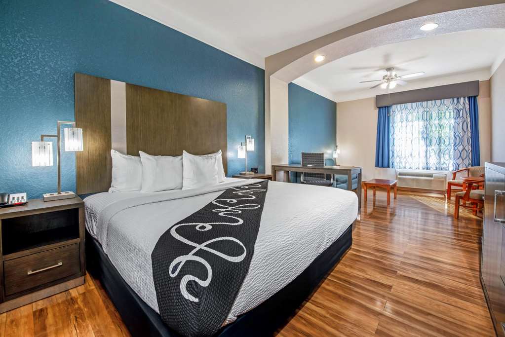 La Quinta Inn & Suites by Wyndham Kingwood Houston IAH Airpt - photo 34