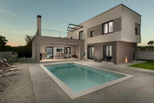 Villa Median for 10 people with sea view kids playground & pet friendly only 3 km from beach — 4-Star Luxury Hotel in Vodnjan, Croatia