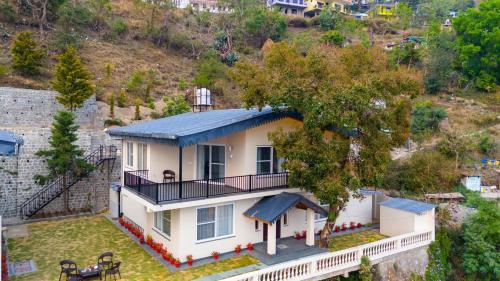 ELIVAAS Twin Chalets 4 BHK Escape with Valley facing Lawn near Nainital in Bhowali, India