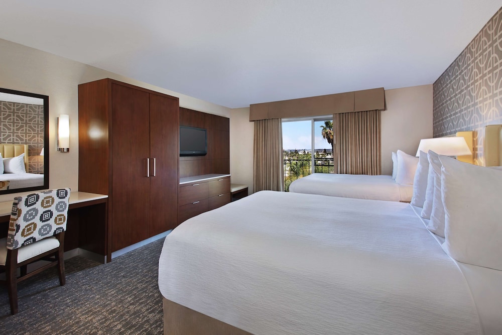 Embassy Suites by Hilton Anaheim North - photo 6