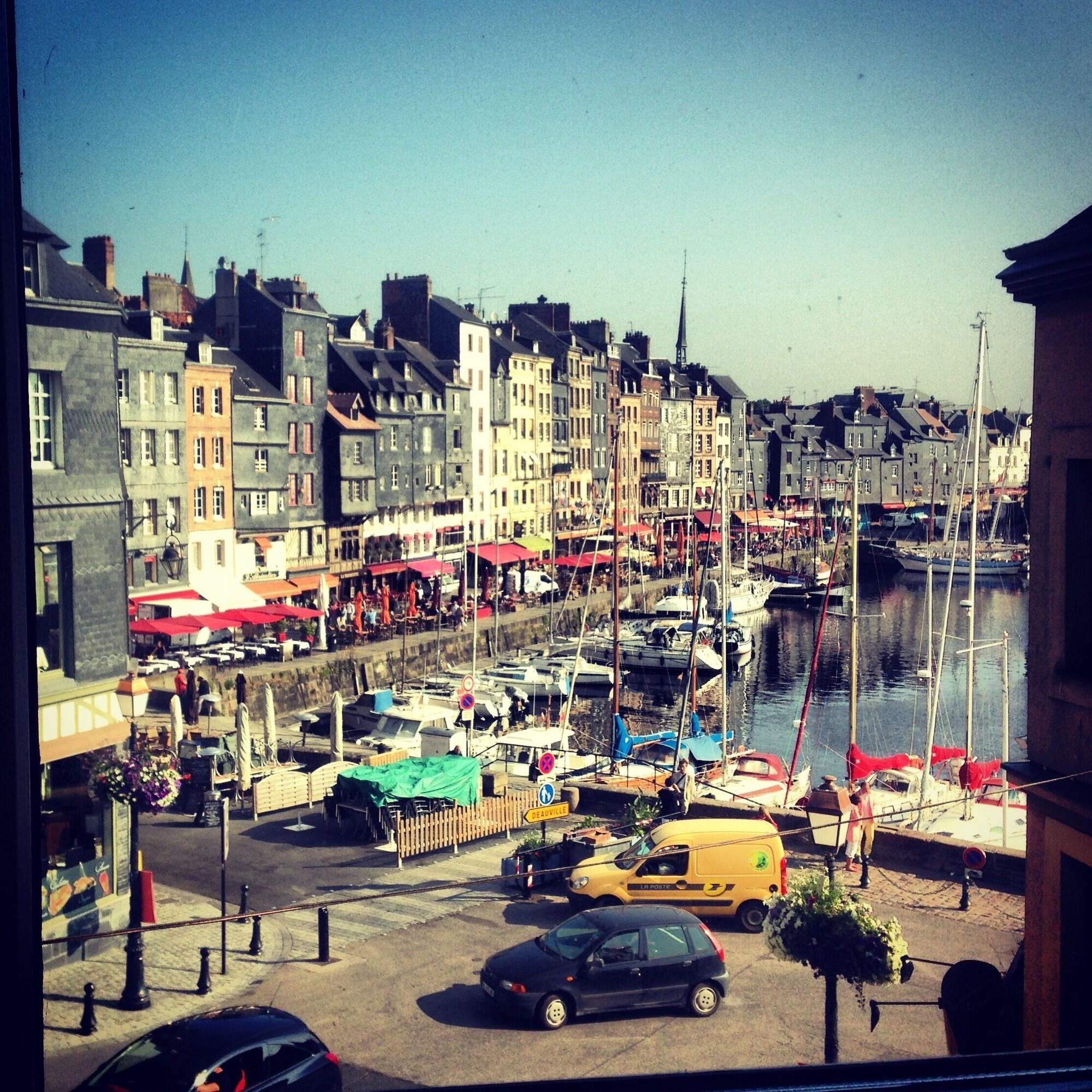 Centrally Located Refurbished Modern Flat with Views Over the Historic Port — 4-Star Luxury Hotel in Honfleur, France