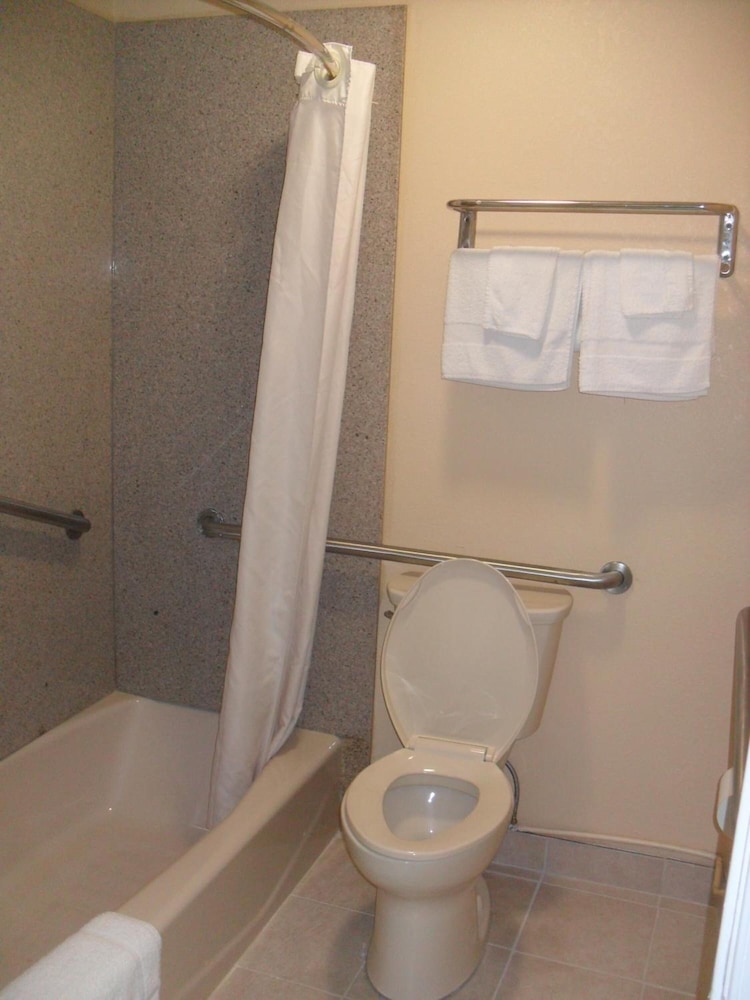 Newport News Inn - photo 16