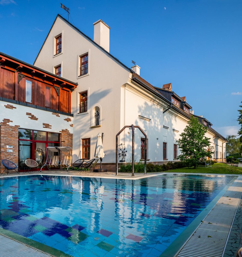 Hotel Vécsecity - carbon neutral hotel in Monok
