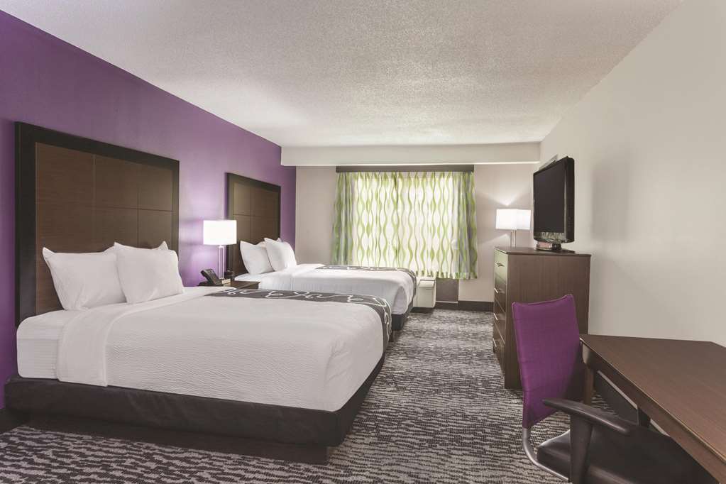 La Quinta Inn & Suites by Wyndham Columbus North - photo 11