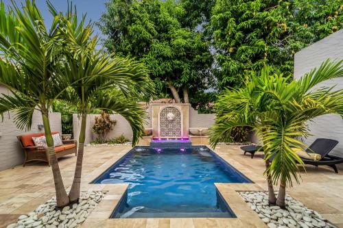 Pool Courtyard patio with fire pit 2 mls downtown VR24 00130 in Sarasota, United States