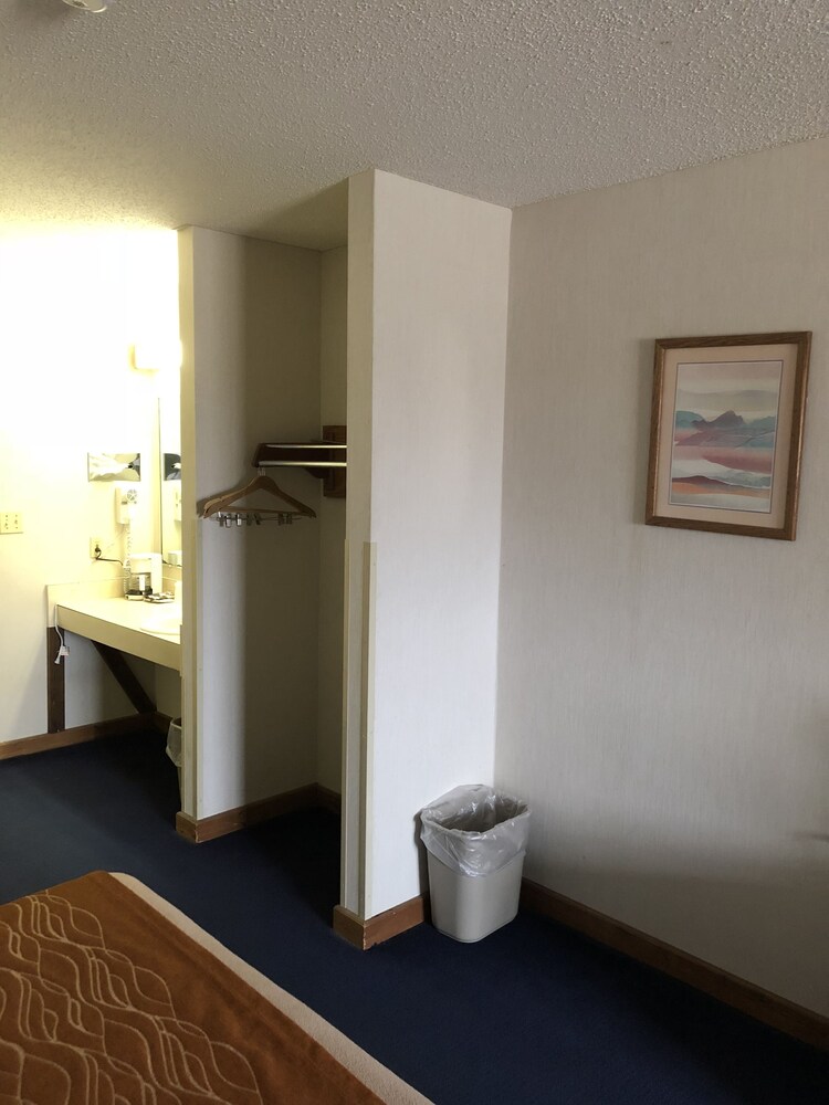 Denison Inn & Suites - photo 13